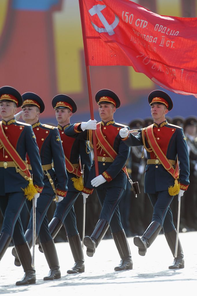 Russian soldiers with Russian flag