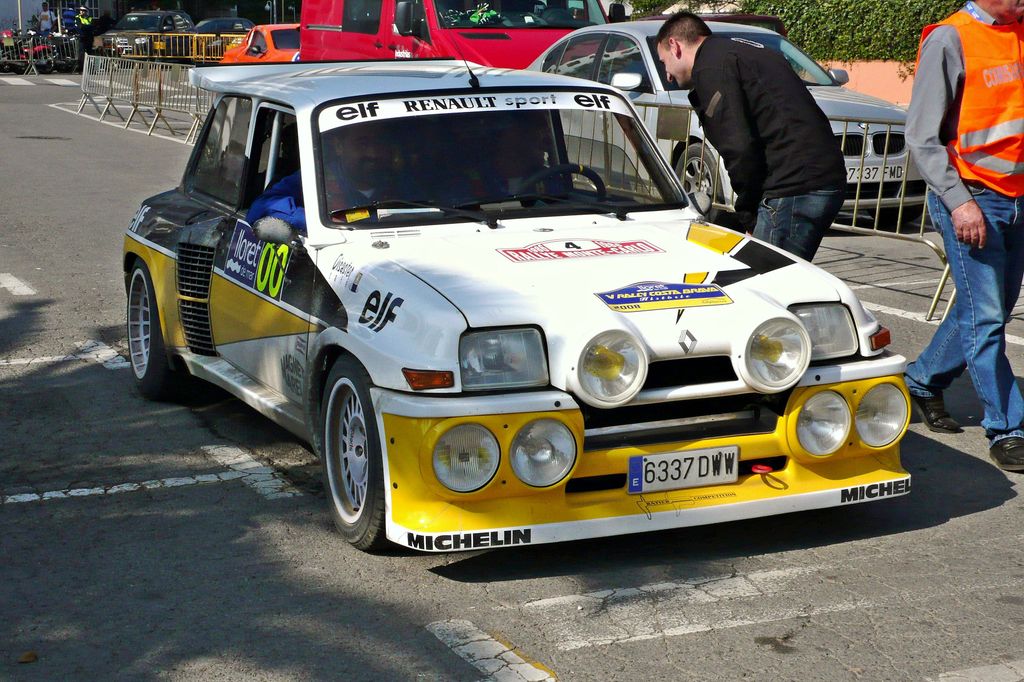 Beyond Convention: The Radical Engineering and Enduring Legacy of De Léotard’s Renault 5 Turbo 6×6, A True Rally Icon.