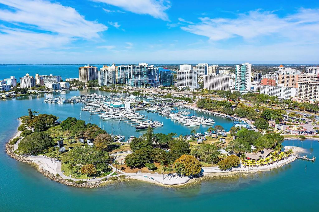 Florida's Geographic Identity: Location, Borders, and Key Features