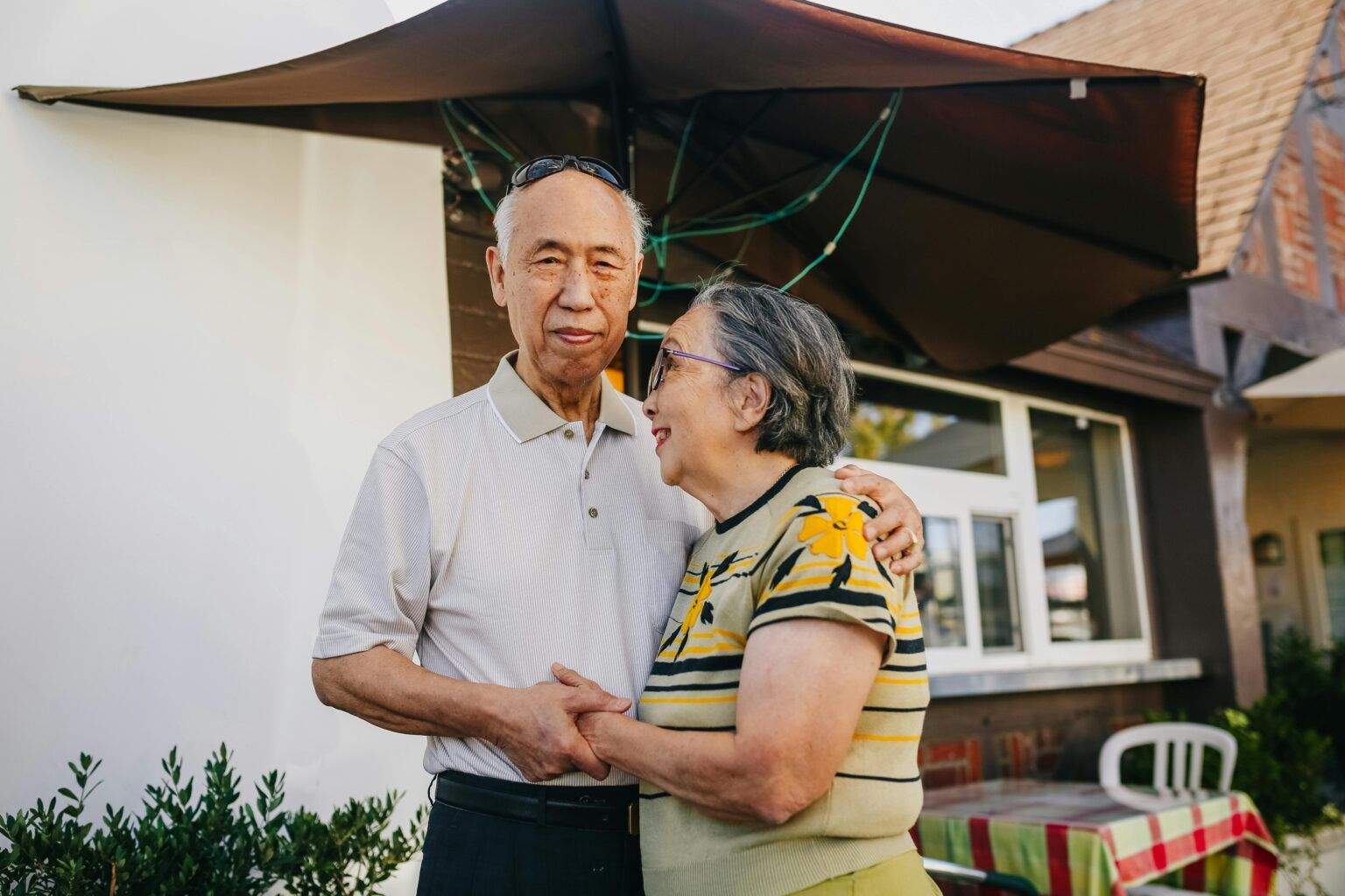 retirees exploring new countries