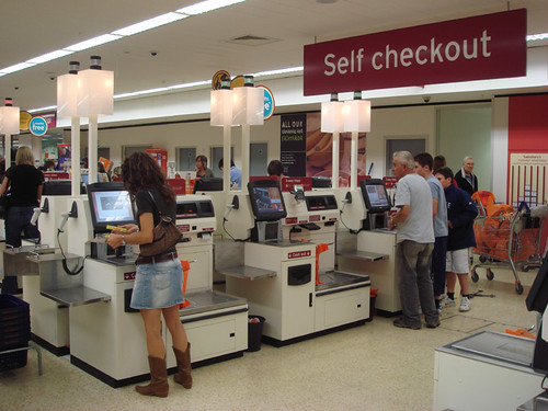 Trader Joe’s Defies Retail Norms: Why Human Connection, Not Self-Checkout, Is Speeding Up Your Shopping Experience