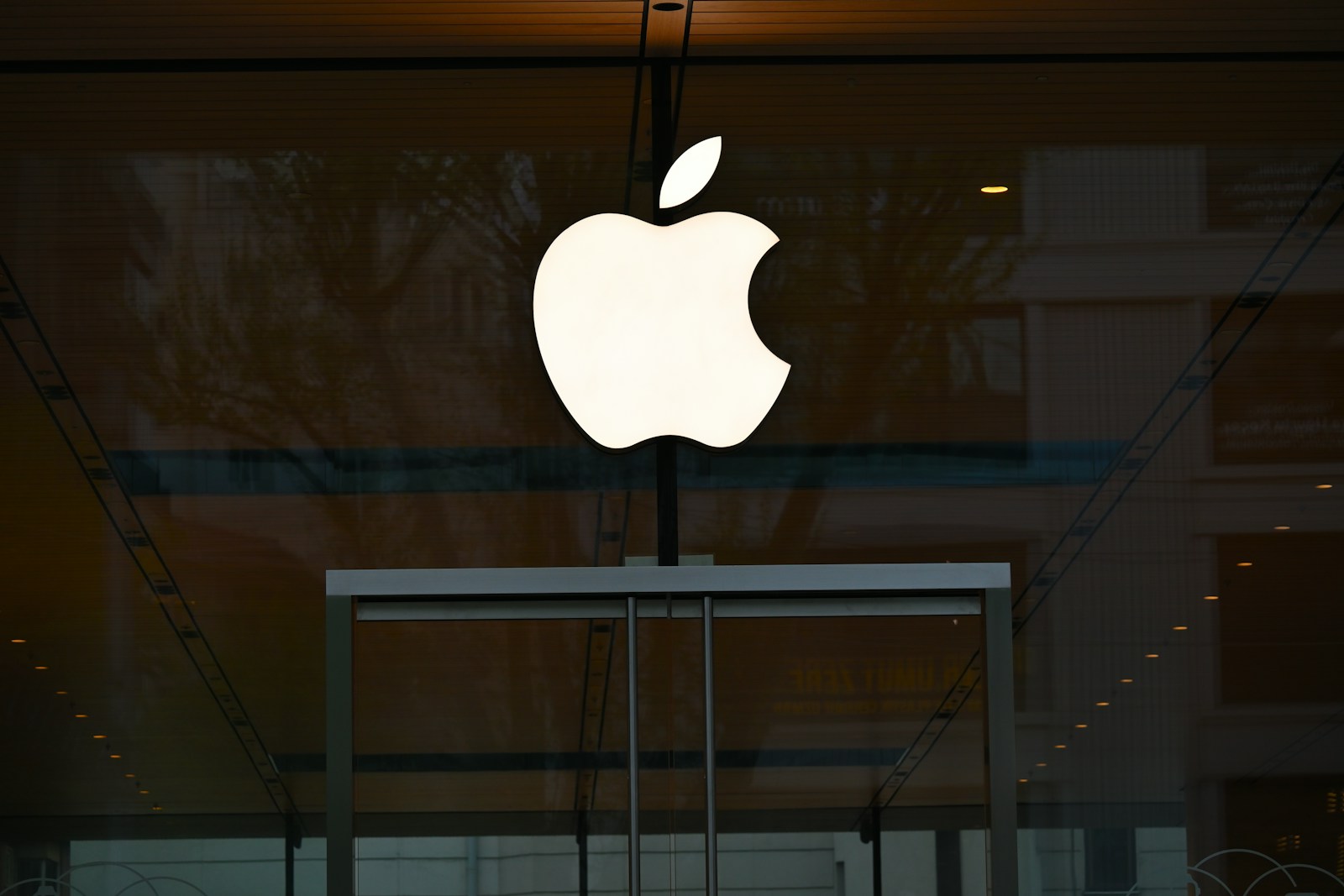 Apple’s Record Quarter: iPhone Strength and Strategic Diversification Power the Tech Giant Through Turbulent Tariff Waters