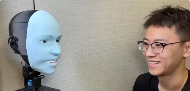 Emo: The Robot Revolutionizing Human-Robot Interaction with a Smile