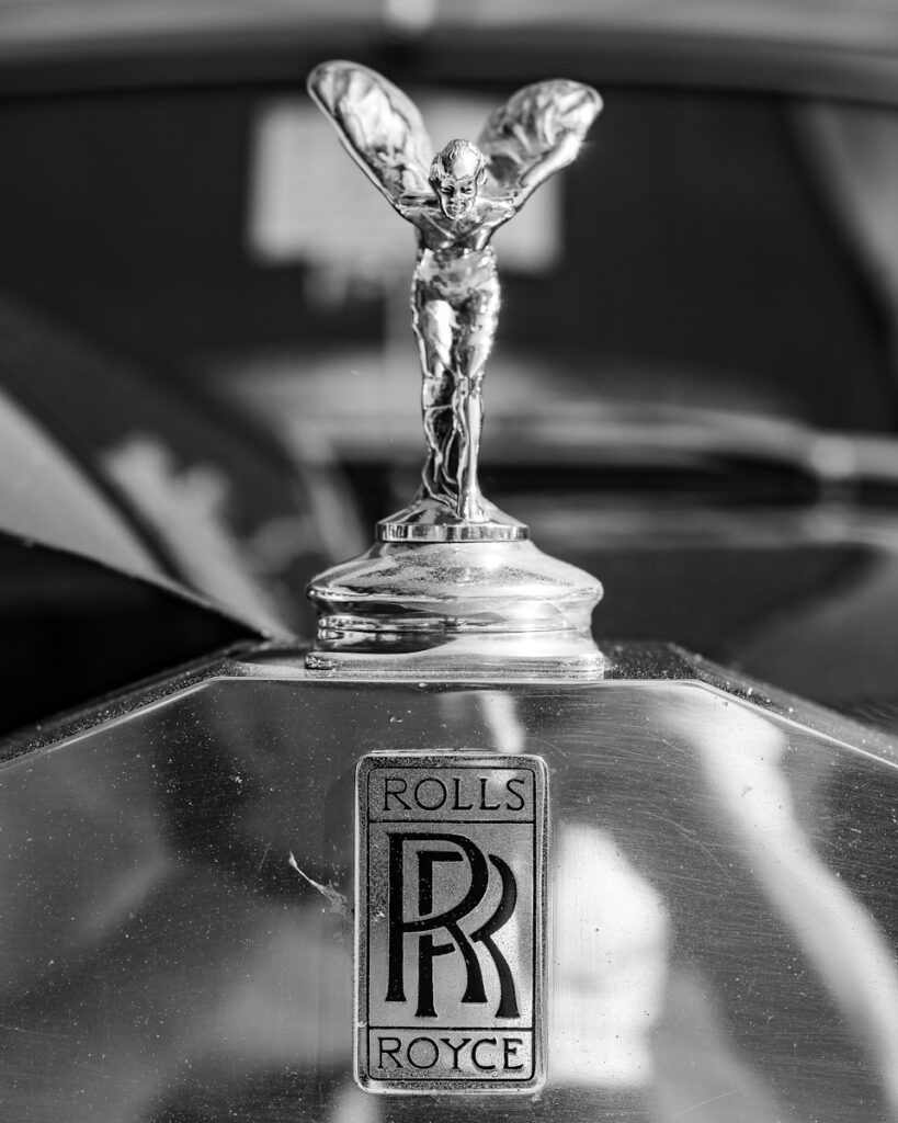A black and white photo of a rolls royce emblem