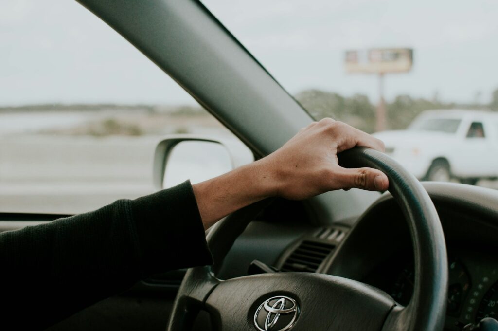 Mastering the Road: A Driving Pro’s 7 Essential Tricks to Safely Stop Tailgaters Without Touching Your Brakes