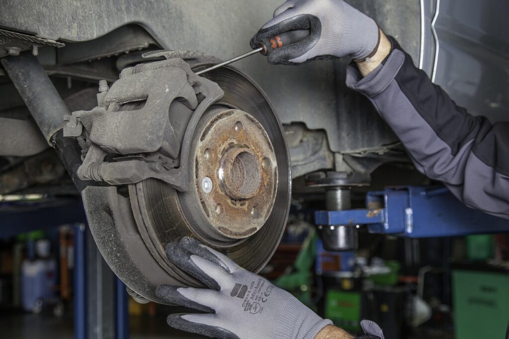 brake disc, workshop, automobile, service, mechanic, technology, vehicle, screws, repair, screwdriver, car, towing, damage, inspection, car wallpapers, brake disc change, brake change, brake shoes, brake pads, brake lining, auto repair shop