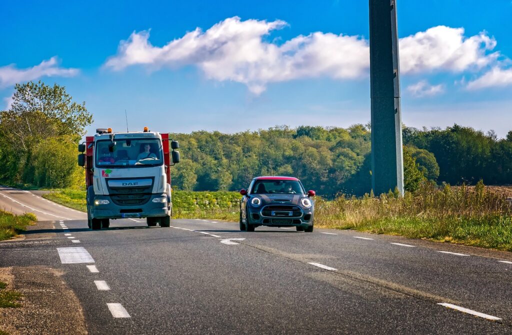traffic, overtake, car wallpapers, road, speed, automobile, car, truck, quickly, expressway, roadway, danger, security, overtaking