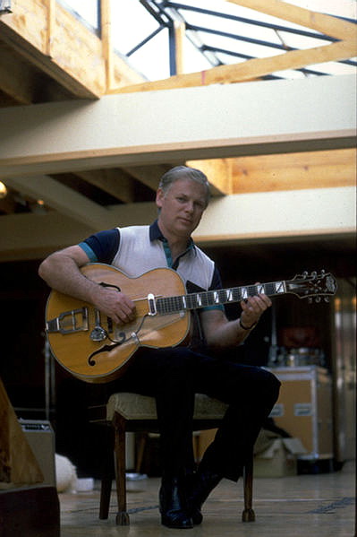 Vic Flick, Guitarist Who Plucked the Iconic James Bond Theme into History, Dies at 87