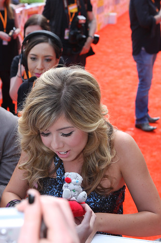 Jennette McCurdy’s Candid Revelations: Unpacking Her Complex Relationship with Ariana Grande