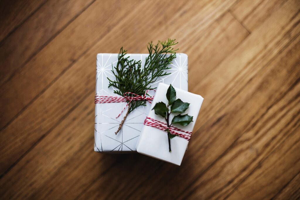 christmas, present, gifts, holiday, xmas, gift boxes, surprise, nature, leaves, packages, christmas presents, christmas gifts, decoration, decor, christmas background, closeup, happychristmas, christmas wallpaper