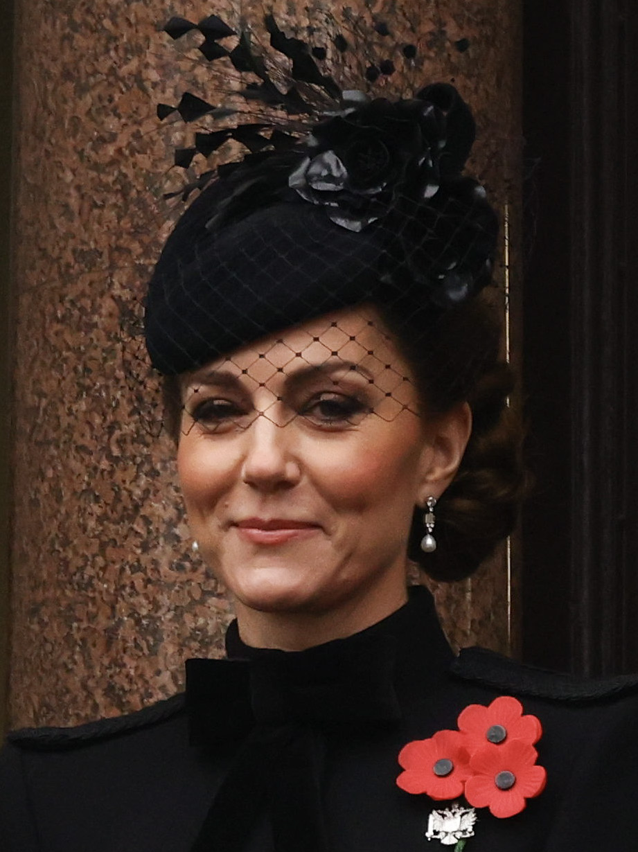 A Royal Embrace: Kate Middleton’s Heartfelt Goodbye to King Charles Amidst Historic Funeral and Deepening Bonds