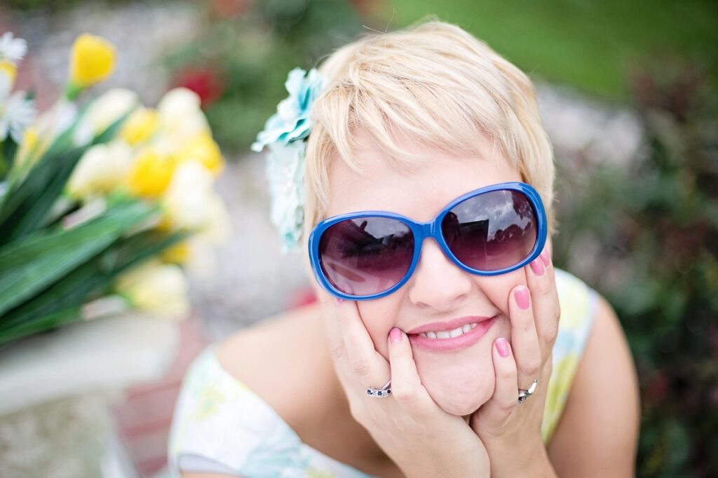 woman, blonde, sunglasses, smile, smilingg, short hair, hairstyle, portrait, caucasian, summer, happy, nature, shades
