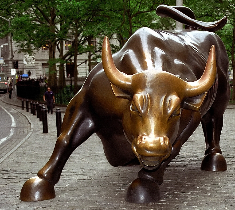 Wall Street’s Unsettling Reckoning: Why Investors are Offloading Stocks Amid Escalating Recession Concerns and Policy Uncertainty