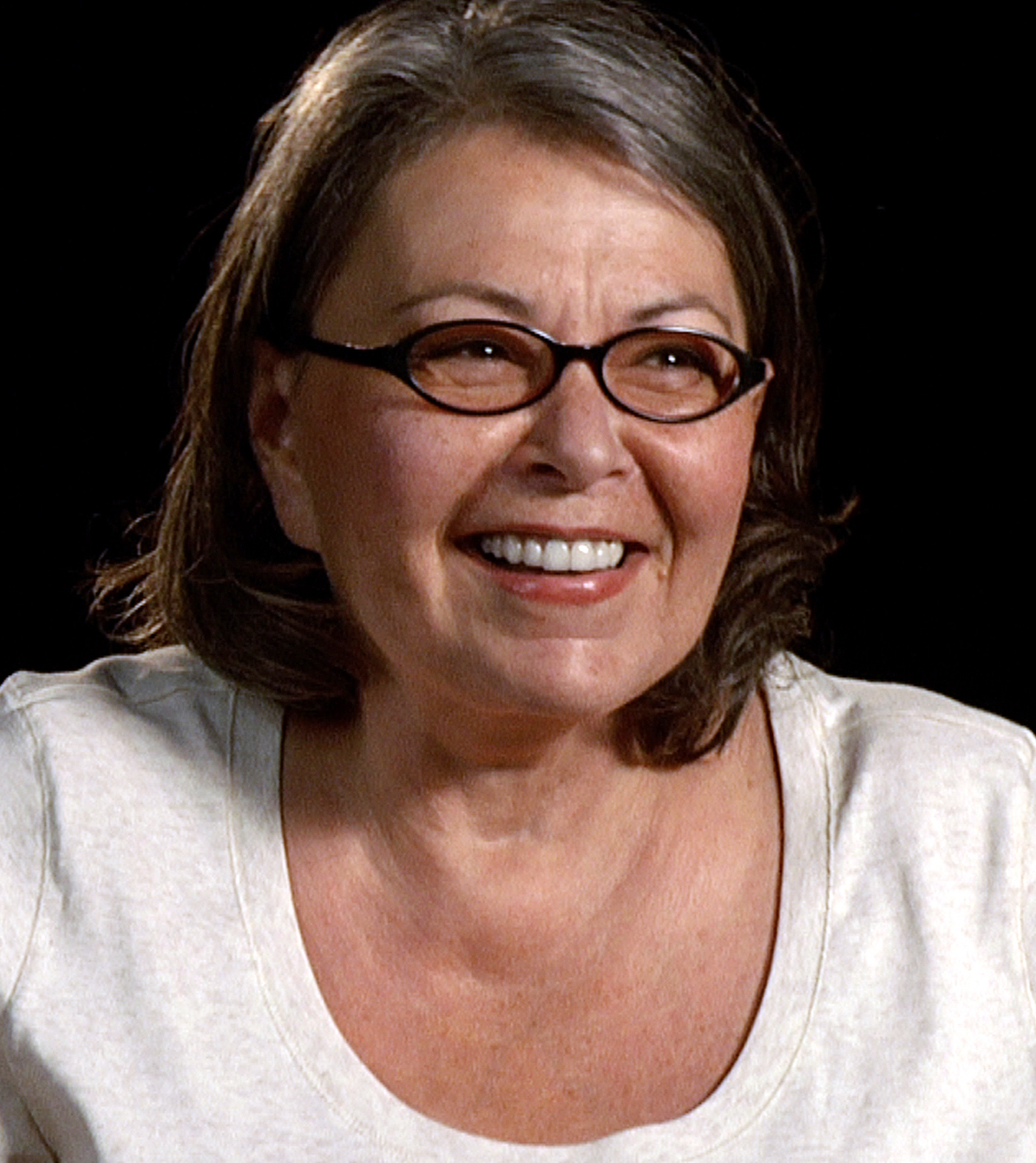 From Sitcom Queen to Controversial Figure: The Unfolding Drama of Roseanne Barr’s Enduring Legacy and Shocking Downfall