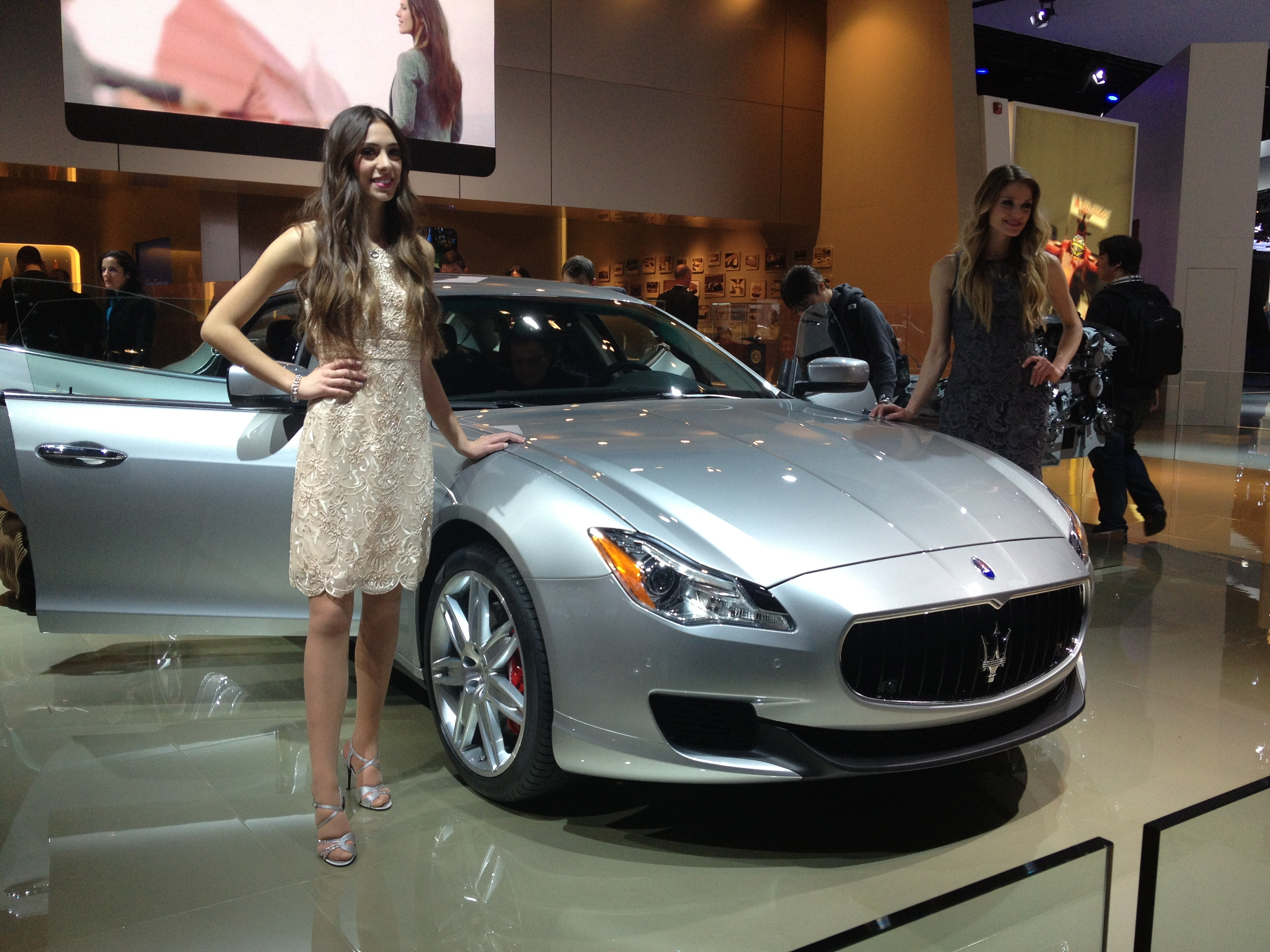 The Digital Drive: Unpacking the Revolutionary Screens and AI Tech Defining Luxury Sedans in 2025
