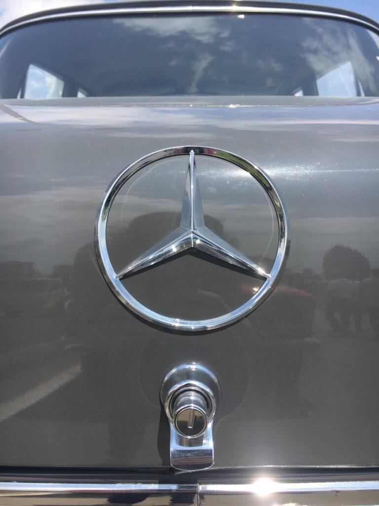 a close up of a mercedes emblem on a car