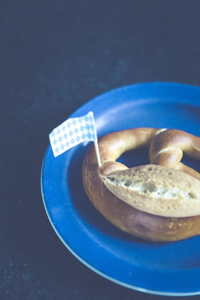 pretzel, breze, bavarian, characteristic, beer garden, loaf, food, enjoyment, munich, specialty, beer, bavarian snack, meal, southern german cuisine, lye roll, bun, baked goods, landmark, caustic soda, bavaria, tradition, banner, diamond