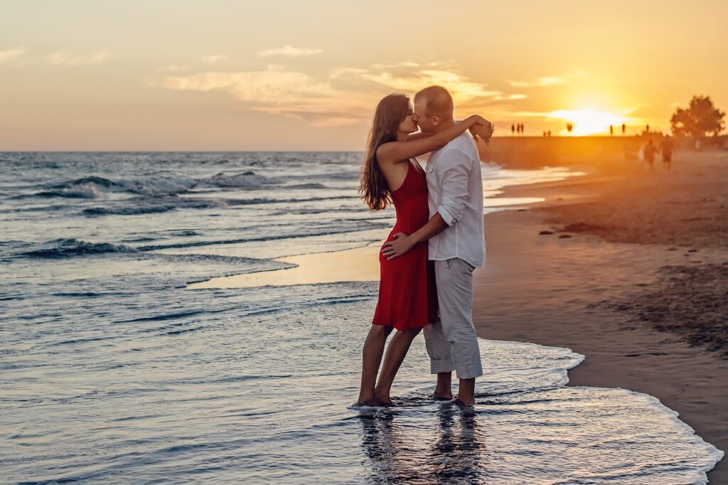 par, young couple, love, kiss, kissing, nature, sunset, holiday, summer, gran canaria, maspalomas, beach, sea, ocean, canary islands