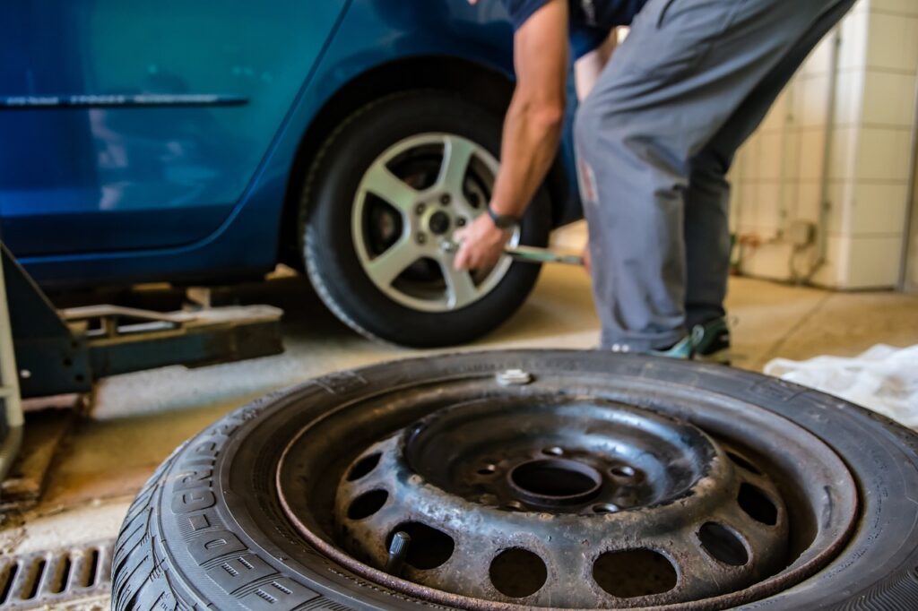 Emergency Ready: Your Step-by-Step Guide to Safely Changing a Tire on a Busy Highway