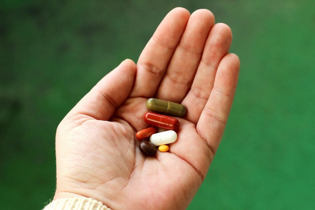 hand, tablets, capsules, health, disease, taking, pills, therapy, seeks, side effects