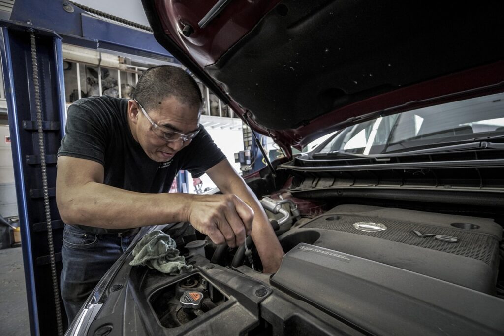 auto repair, oil change, oil, auto, shop, repair, work, motor, service, person, automobile, fix, maintenance, vehicle, engine, automotive, change, garage, car wallpapers, mechanic, man, car, worker, gray car, gray work, gray shopping, gray change, gray shop, gray garage, gray service