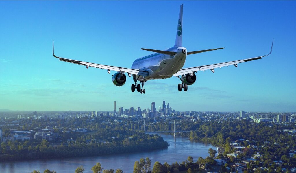 airplane, flight, city, landing, river, boeing, aircraft, plane, travel, flying, sky, passenger aircraft, airliner, aviation, arrival, transport, nature, skyscrapers, urban