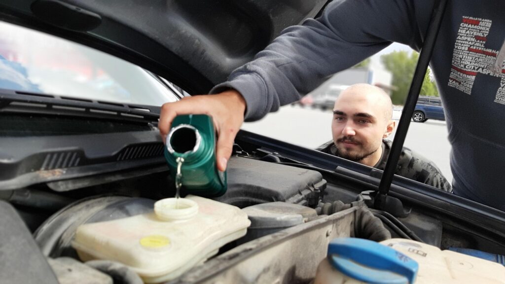 mecca, on the top of car, car, oil, pour the oil in, pour, laws, to fix, car wallpapers, the front, the brake, look at the