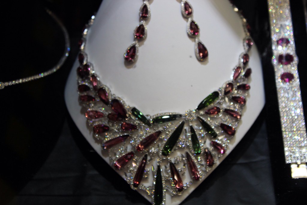 Dazzling Diamonds and Mega-Millions: The 12 Most Jaw-Dropping Jewelry Pieces Rocked by Actresses on the Red Carpet Dazzling Diamonds and Mega-Millions: The 12 Most Jaw-Dropping Jewelry Pieces Rocked by Actresses on the Red Carpet