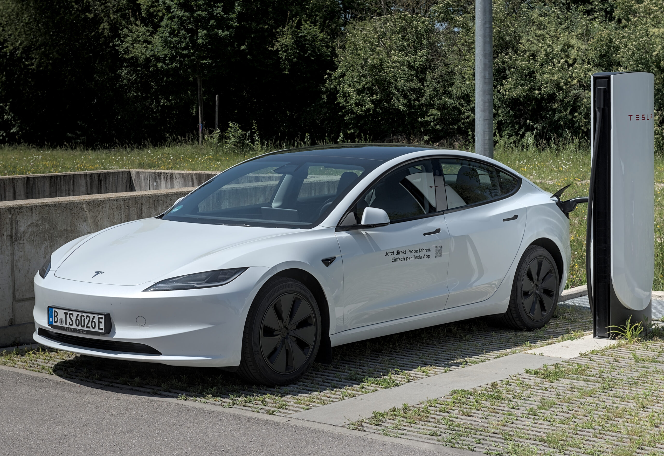 Tesla Model 3 vs. 2025 Nissan Leaf: An Expert Comparative Analysis for the Savvy EV Driver