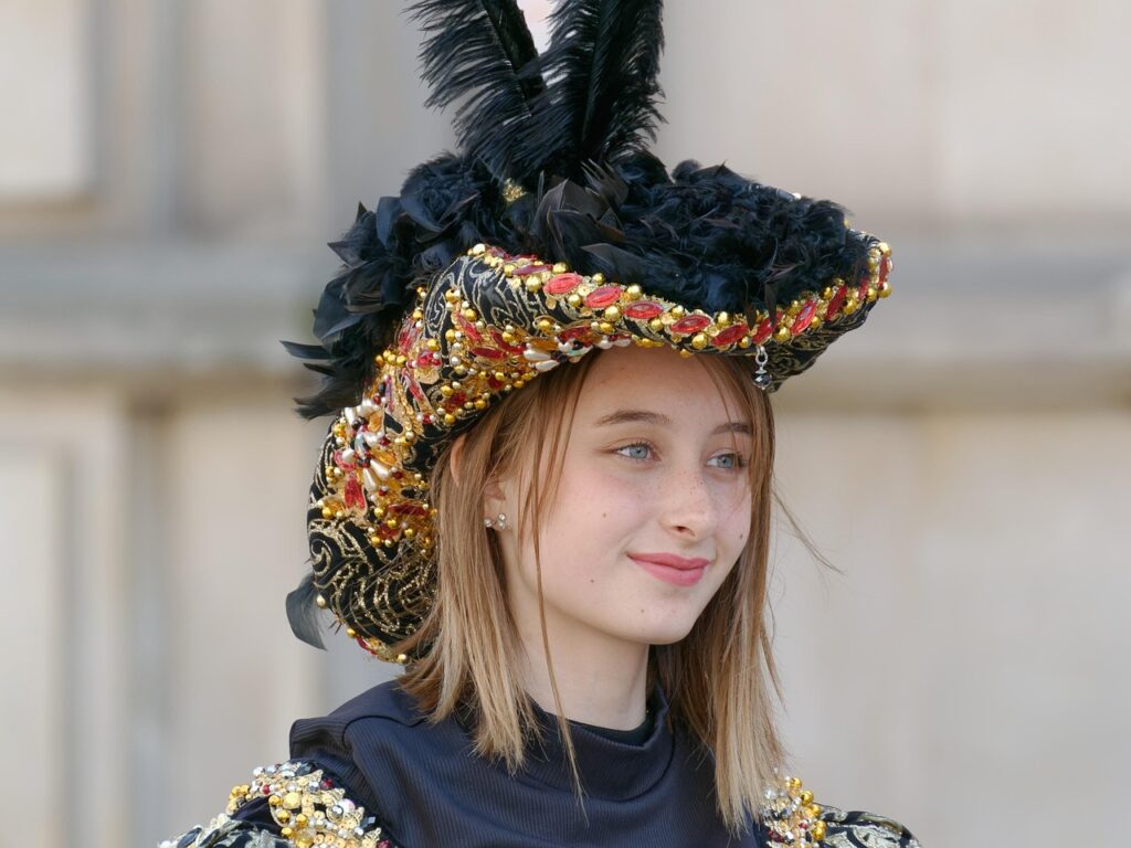 girlie, pretty, happy, smiling, clothes, hat, vintage, marquez, duchess, attraction, tourism, historical, city, gdansk, character