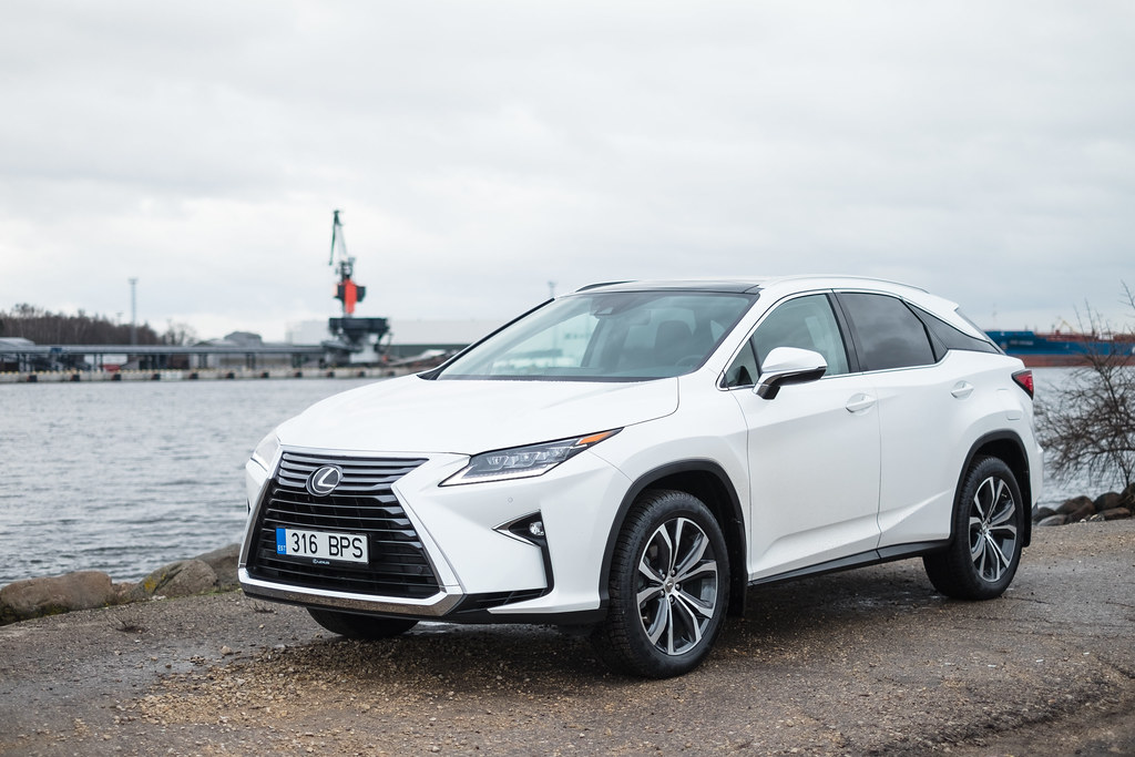 Beyond the Brochure: Unpacking What Makes the 2025 Lexus ES a Quiet Best-Seller for Discerning Drivers