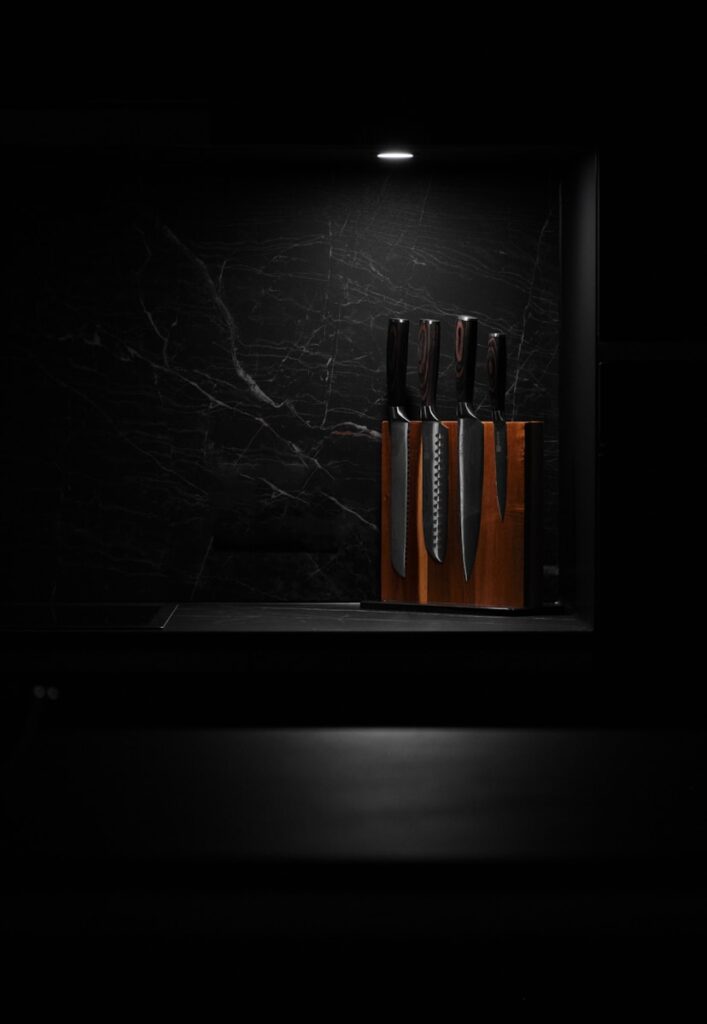 a bunch of knives that are on a shelf