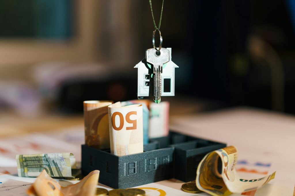 Home Refinancing 101: Your Essential Guide to Knowing When to Refinance — And When to Hold Off for Bigger Savings