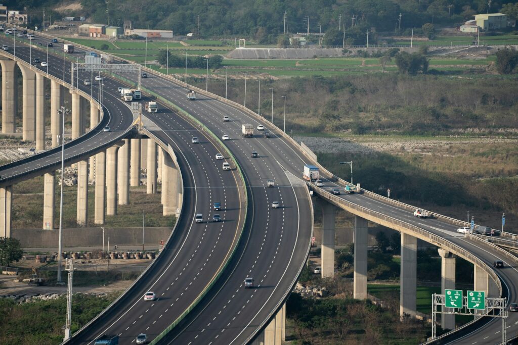 a highway with a bunch of traffic going over it